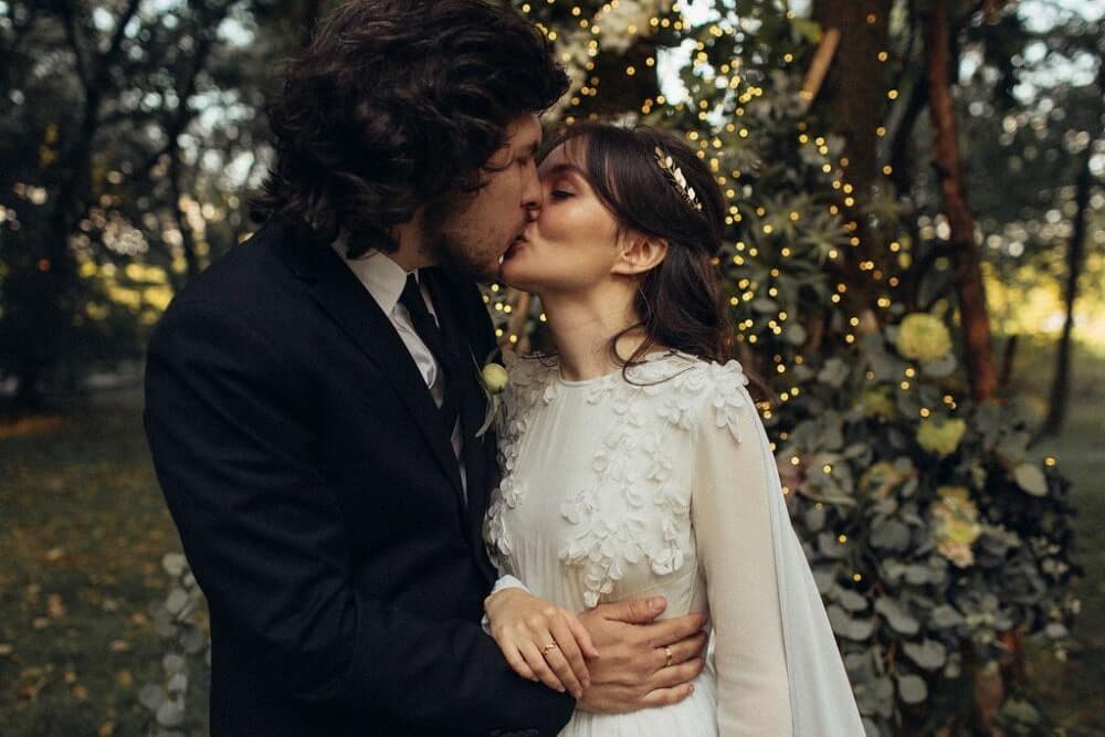поцелуй на свадьбе в лесу