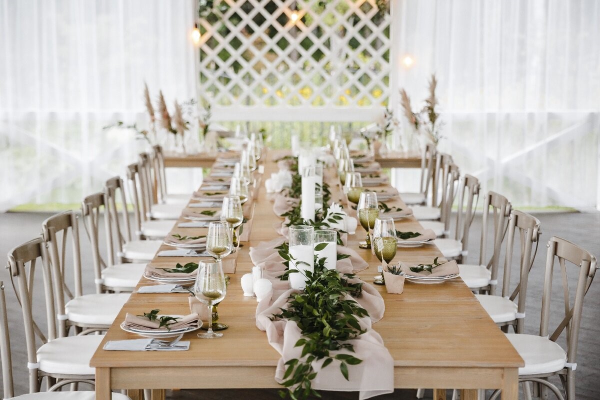  T-shaped seating at the table 