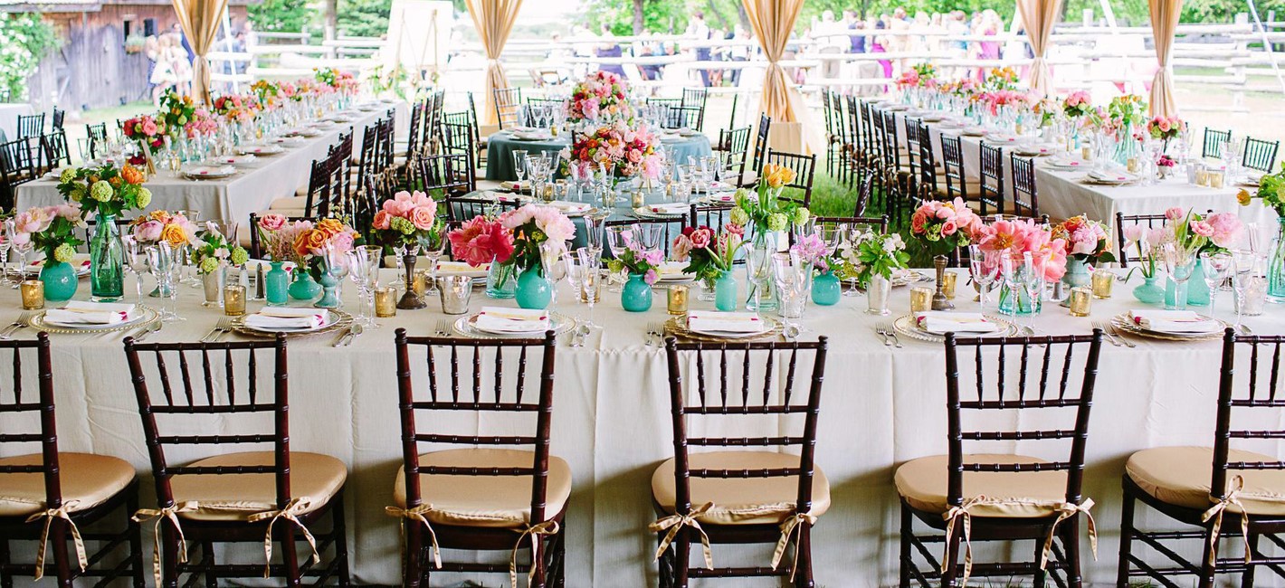  P -shaped seating at the table 